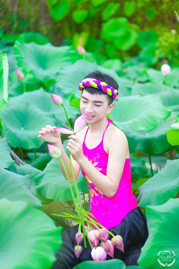 Nam sinh mặc yếm khoe lưng trần trong đầm sen gây tranh cãi