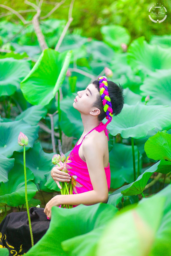 Nam sinh mặc yếm khoe lưng trần trong đầm sen gây tranh cãi