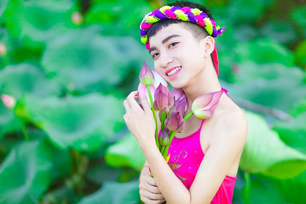 Nam sinh mặc yếm khoe lưng trần trong đầm sen gây tranh cãi