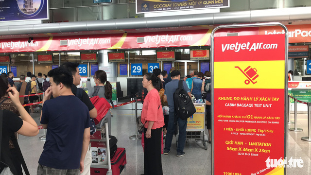 Bị hủy chuyến, hành khách ném điện thoại vào mắt nữ nhân viên Vietjet