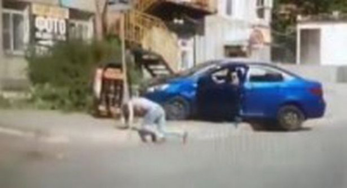 Chồng lái xe đâm vợ vì đòi ly hôn