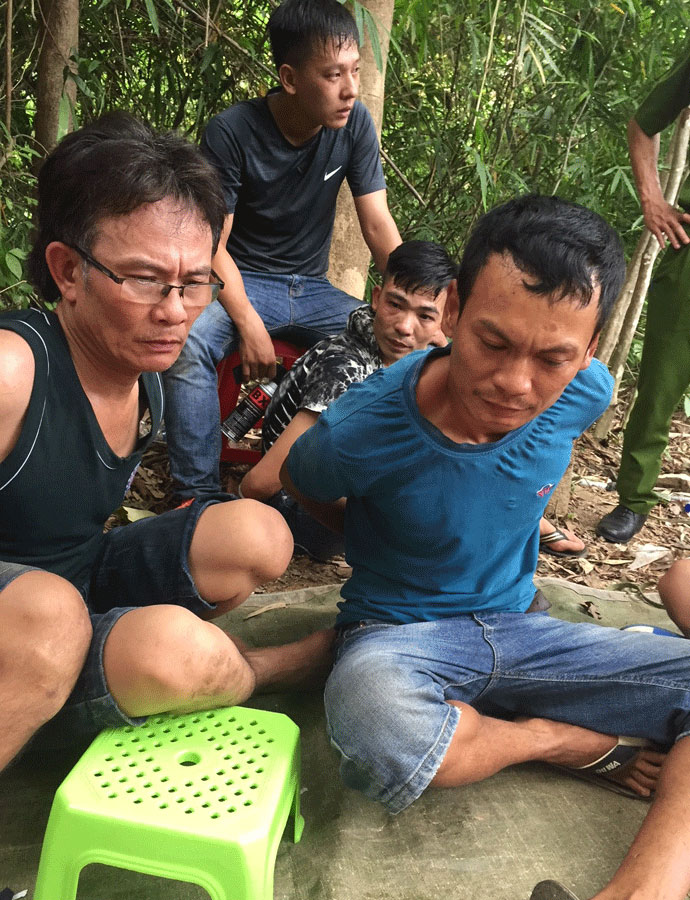 Công an đột kích, hơn 30 con bạc sát phạt trong rừng sâu tán loạn