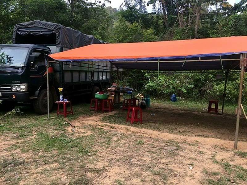 Công an đột kích, hơn 30 con bạc sát phạt trong rừng sâu tán loạn