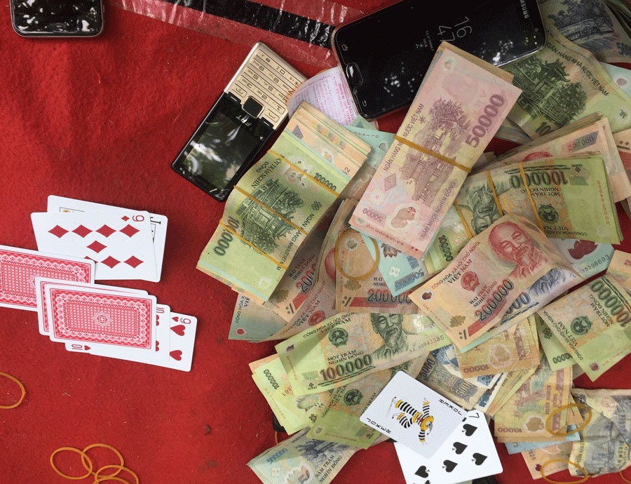 Công an đột kích, hơn 30 con bạc sát phạt trong rừng sâu tán loạn