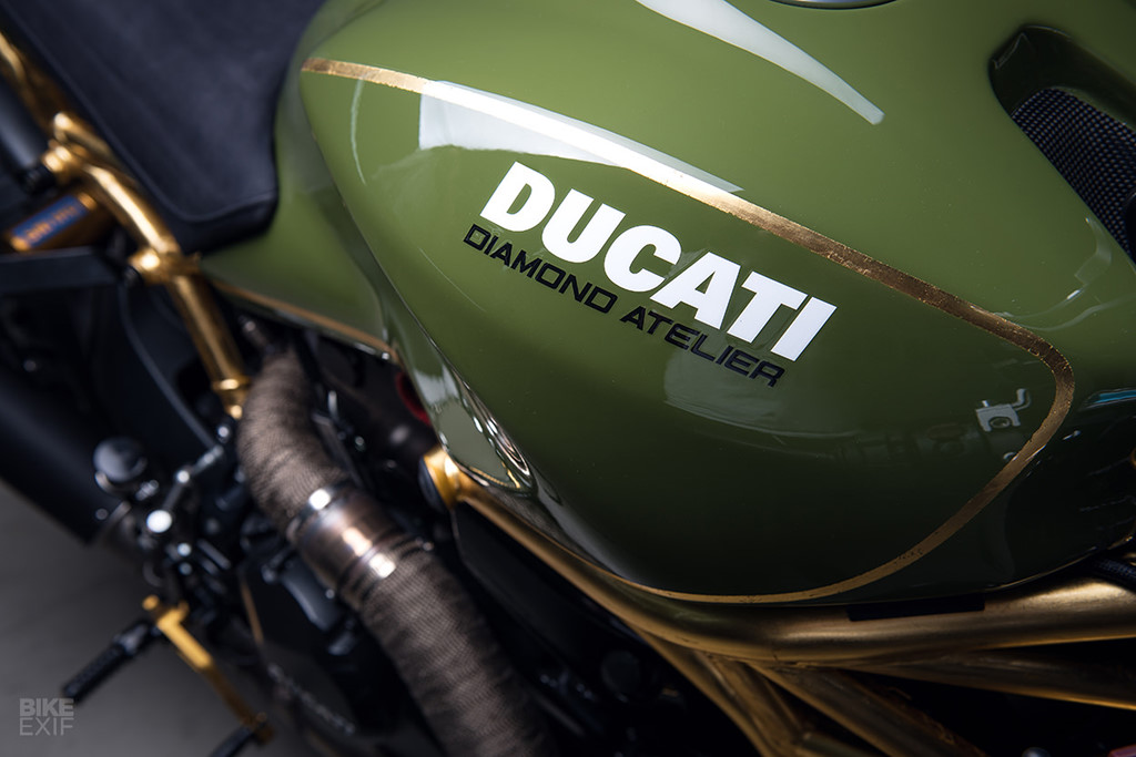 Ducati Monster 1200 R bóng bẩy với khung xe dát vàng