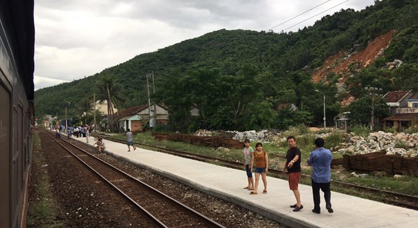 Tàu đang chạy bốc cháy, hành khách chạy tán loạn Tàu đang chạy bốc cháy, hành khách chạy tán loạn