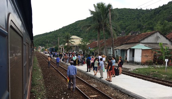 Tàu đang chạy bốc cháy, hành khách chạy tán loạn