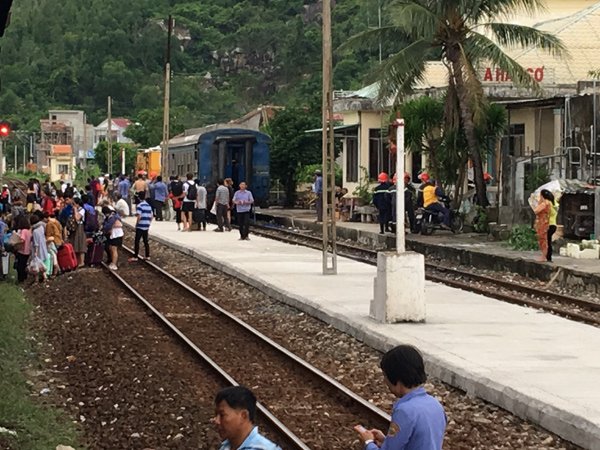 Tàu đang chạy bốc cháy, hành khách chạy tán loạn Tàu đang chạy bốc cháy, hành khách chạy tán loạn
