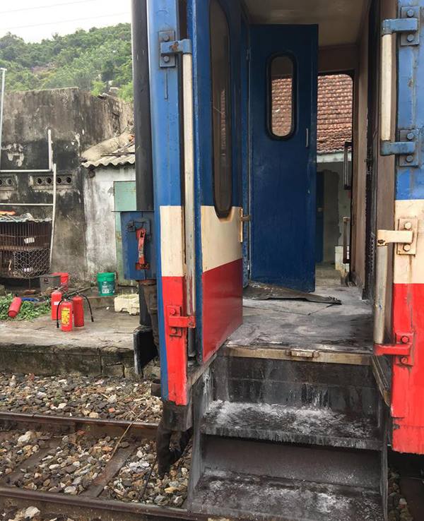 Tàu đang chạy bốc cháy, hành khách chạy tán loạn