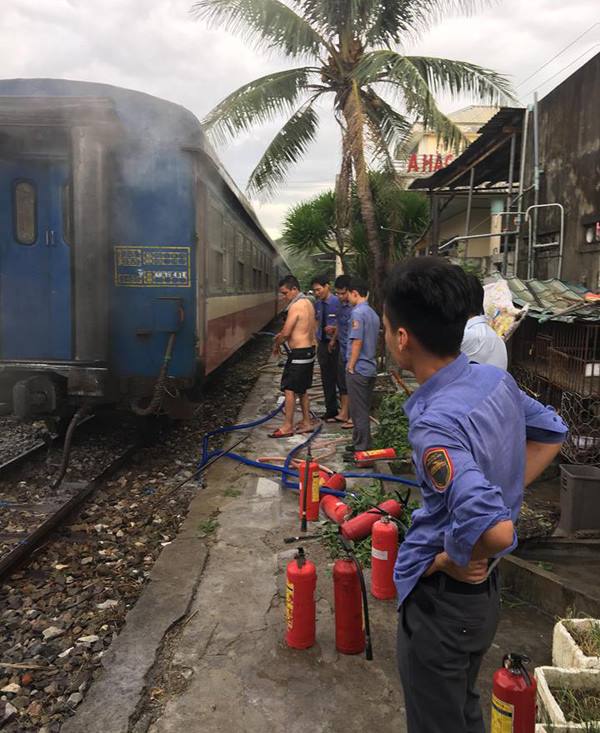 Tàu đang chạy bốc cháy, hành khách chạy tán loạn
