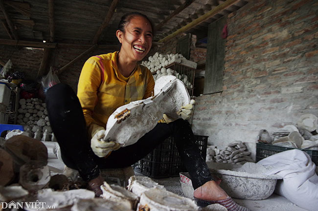 Ảnh: Xưởng sản xuất cúp vàng World Cup giá 80.000 ở Bát Tràng