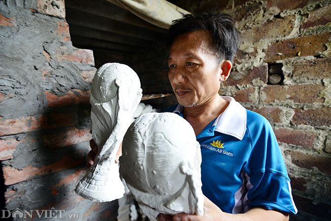 Ảnh: Xưởng sản xuất cúp vàng World Cup giá 80.000 ở Bát Tràng