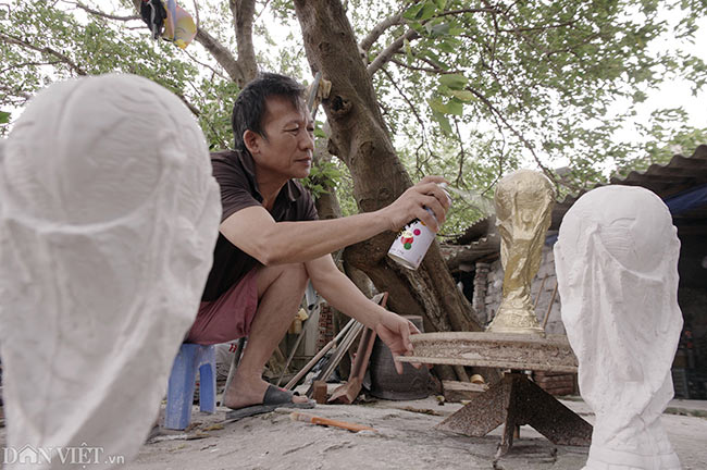 Ảnh: Xưởng sản xuất cúp vàng World Cup giá 80.000 ở Bát Tràng