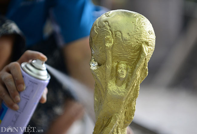 Ảnh: Xưởng sản xuất cúp vàng World Cup giá 80.000 ở Bát Tràng
