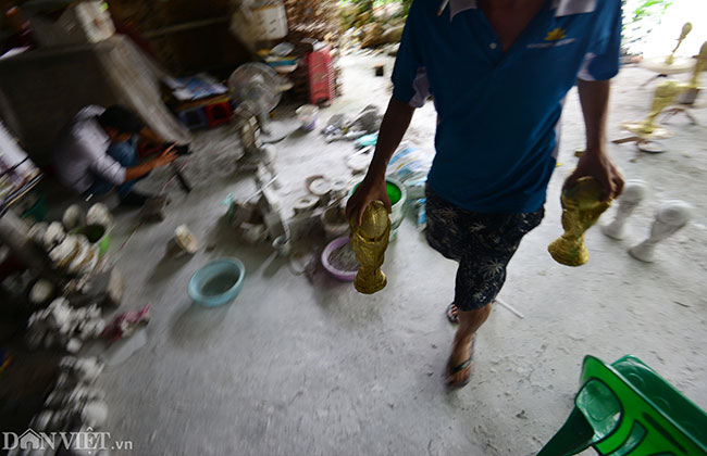 Ảnh: Xưởng sản xuất cúp vàng World Cup giá 80.000 ở Bát Tràng