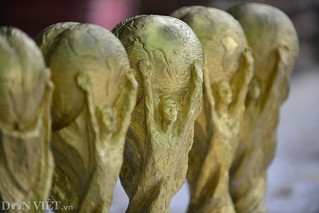 Ảnh: Xưởng sản xuất cúp vàng World Cup giá 80.000 ở Bát Tràng