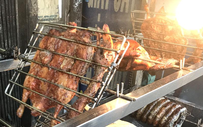 Bí ẩn hàng ngàn con vịt quay mất lưỡi bán tràn chợ Hà Nội