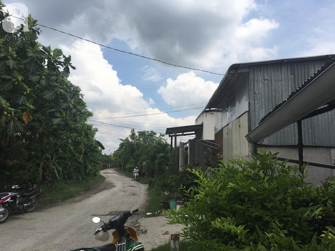 Bà nội bé gái 10 tuổi nghi bị bố ruột hiếp dâm nhiều lần ở Long An: Con bé sợ cả nhà bị bố nó giết nên nào dám kể cho ai nghe