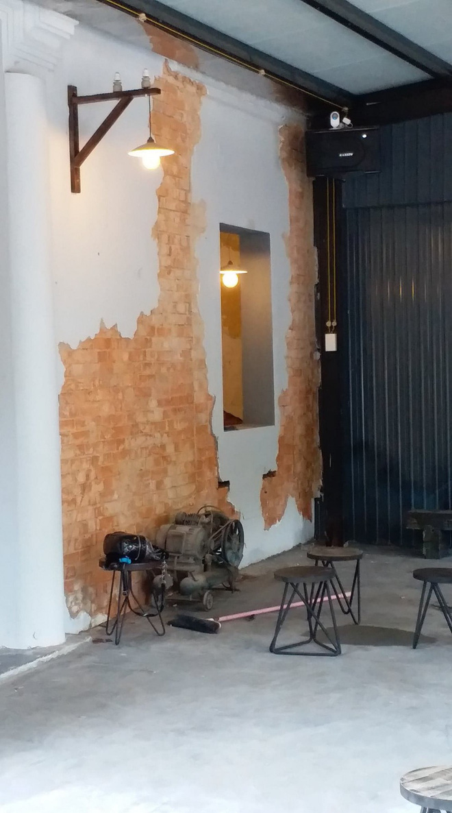 Ngang nhiên lột áo nhà công sản cổ kiểu Pháp để trang trí quán cà phê