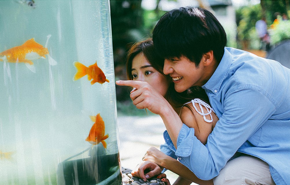 Không cần phải deep đâu, ảnh cưới cứ cười thả ga thế này trông mới dễ thương!