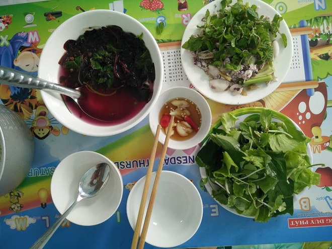 Khoe mẹ chồng ảnh mâm cơm thường ngày, nàng dâu nghe mắng té tát, bị nghi dè sẻn để dấm dúi tiền cho nhà ngoại Khoe mẹ chồng ảnh mâm cơm thường ngày, nàng dâu nghe mắng té tát, bị nghi dè sẻn để dấm dúi tiền cho nhà ngoại