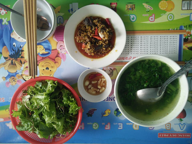 Khoe mẹ chồng ảnh mâm cơm thường ngày, nàng dâu nghe mắng té tát, bị nghi dè sẻn để dấm dúi tiền cho nhà ngoại