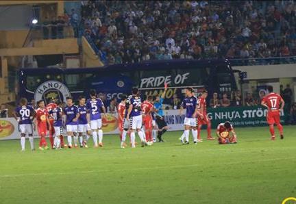 HAGL khủng hoảng hàng thủ, bầu Đức có gọi lại cầu thủ đá láo?