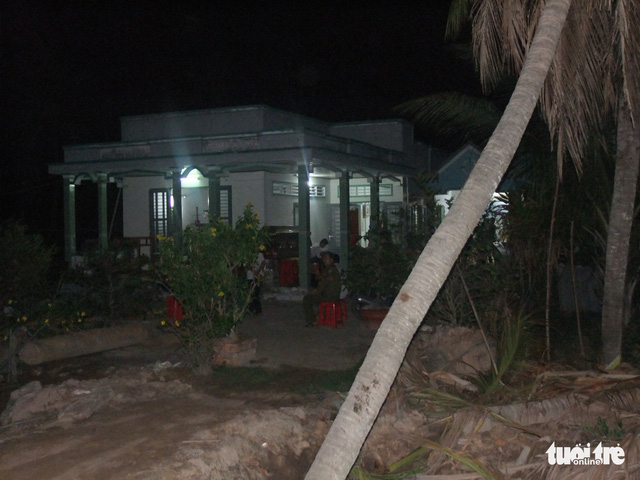 Khởi tố người chồng dùng vải mùng siết cổ vợ đến chết