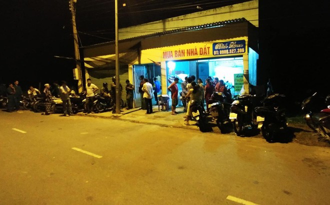 Chồng đi nhậu cùng bạn, vợ ở nhà chết trong tư thế treo cổ