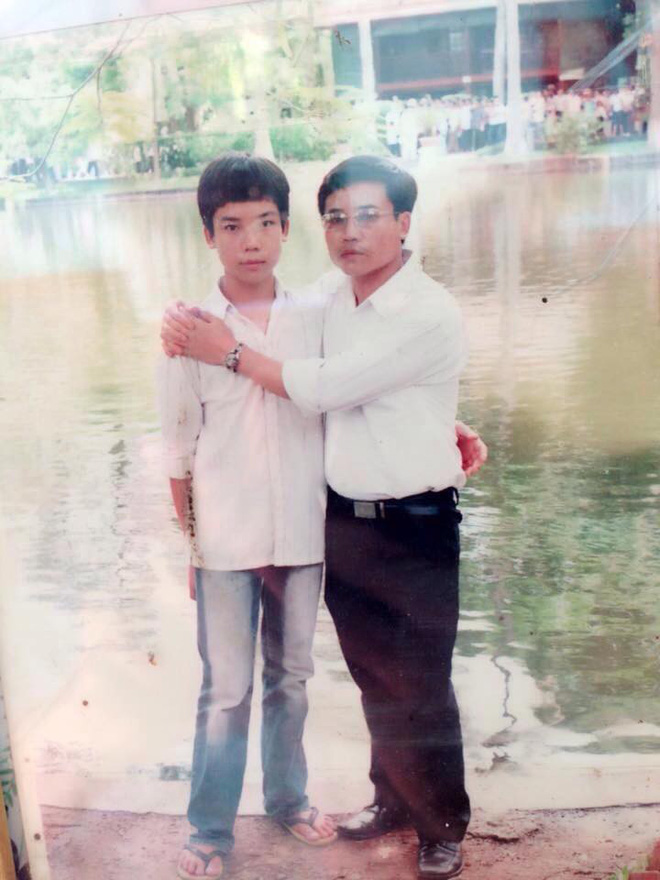 Bức ảnh chụp đồng hồ báo thức và bí mật của chàng trai 27 tuổi khiến nhiều người xúc động