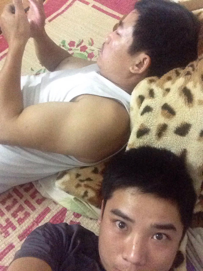 Bức ảnh chụp đồng hồ báo thức và bí mật của chàng trai 27 tuổi khiến nhiều người xúc động