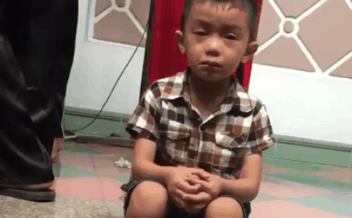 Cậu em ngồi một góc lặng lẽ khóc trong ngày cưới của chị và hành động đẹp của ông chú cuối clip Cậu em ngồi một góc lặng lẽ khóc trong ngày cưới của chị và hành động đẹp của ông chú cuối clip