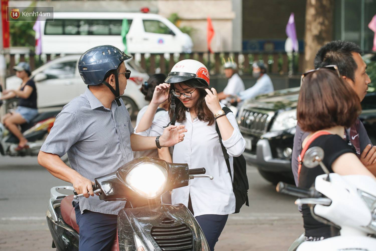 Ngày đầu tiên tuyển sinh lớp 10 tại Hà Nội: Học sinh và phụ huynh căng thẳng vì kỳ thi được đánh giá khó hơn cả thi đại học Ngày đầu tiên tuyển sinh lớp 10 tại Hà Nội: Học sinh và phụ huynh căng thẳng vì kỳ thi được đánh giá khó hơn cả thi đại học