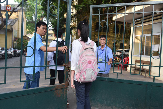 Ngày đầu tiên tuyển sinh lớp 10 tại Hà Nội: Học sinh và phụ huynh căng thẳng vì kỳ thi được đánh giá khó hơn cả thi đại học Ngày đầu tiên tuyển sinh lớp 10 tại Hà Nội: Học sinh và phụ huynh căng thẳng vì kỳ thi được đánh giá khó hơn cả thi đại học