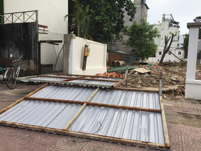 Lốc xoáy nhiều nơi ở Sài Gòn, cây xanh ngã rạp, 3 người trọng thương