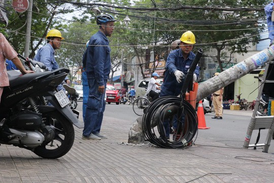 Lốc xoáy nhiều nơi ở Sài Gòn, cây xanh ngã rạp, 3 người trọng thương