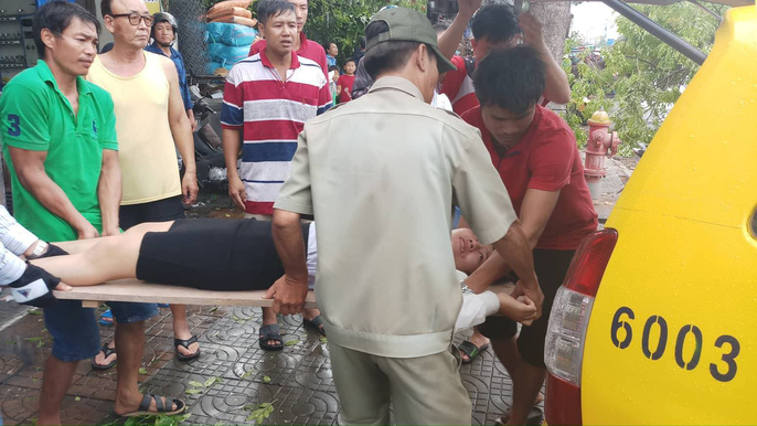 Lốc xoáy nhiều nơi ở Sài Gòn, cây xanh ngã rạp, 3 người trọng thương