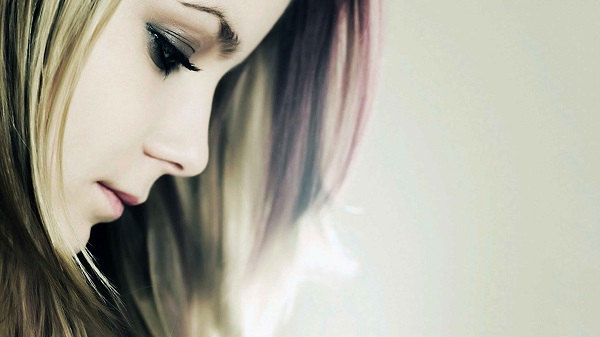 Mẹ người yêu hắt cả chậu nước rửa bát vào chân mình trong ngày đầu ra mắt vì để con trai bà rửa bát