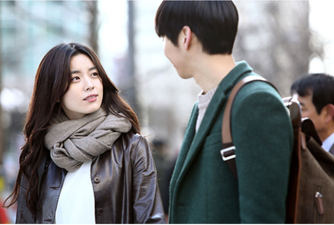 Mẹ người yêu hắt cả chậu nước rửa bát vào chân mình trong ngày đầu ra mắt vì để con trai bà rửa bát