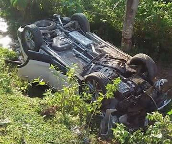 Xế hộp tiền tỷ mới mua lật ngửa dưới vực sâu