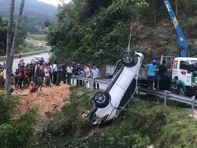 Xế hộp tiền tỷ mới mua lật ngửa dưới vực sâu