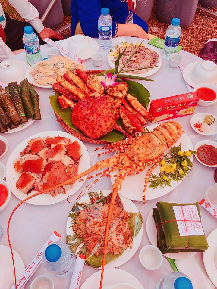 Choáng: Cỗ cưới đại gia toàn tôm hùm, cua hoàng đế, dân tình than thở cả đời chưa được ăn