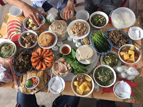 Choáng: Cỗ cưới đại gia toàn tôm hùm, cua hoàng đế, dân tình than thở cả đời chưa được ăn