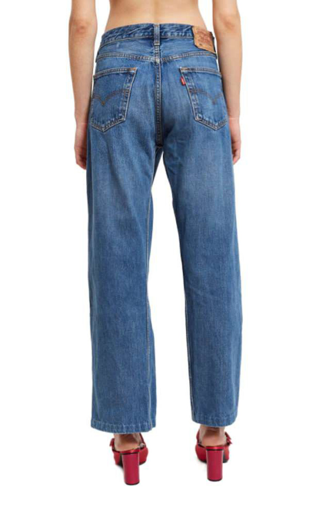 Thương hiệu yêu thích của Gigi Hadid ra mắt mẫu jeans trắc nết, bạn sẽ khó mà mặc nội y nếu diện quần này