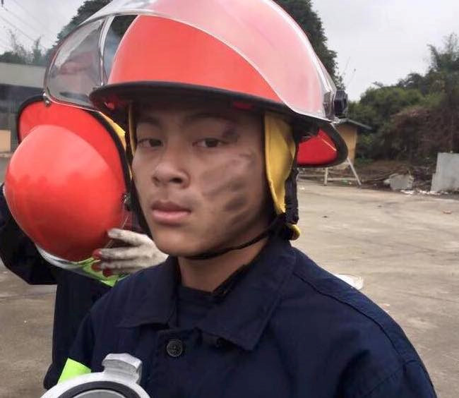 Nam sinh cảnh sát giữa trưa nắng giúp 2 bà cụ gánh rau qua đường