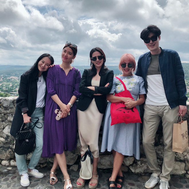 Sau khi làm rõ việc hẹn hò Jung Hae In, Son Ye Jin gây xôn xao vì khoe ảnh du lịch với người đàn ông lạ mặt