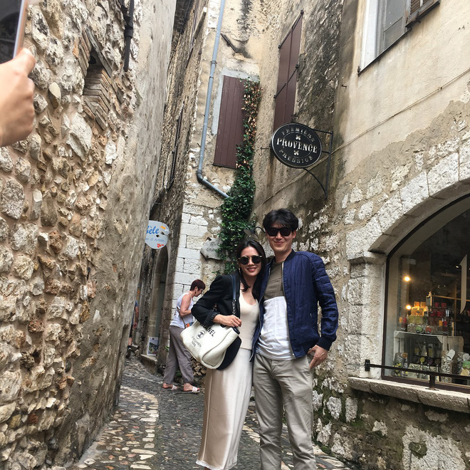 Sau khi làm rõ việc hẹn hò Jung Hae In, Son Ye Jin gây xôn xao vì khoe ảnh du lịch với người đàn ông lạ mặt