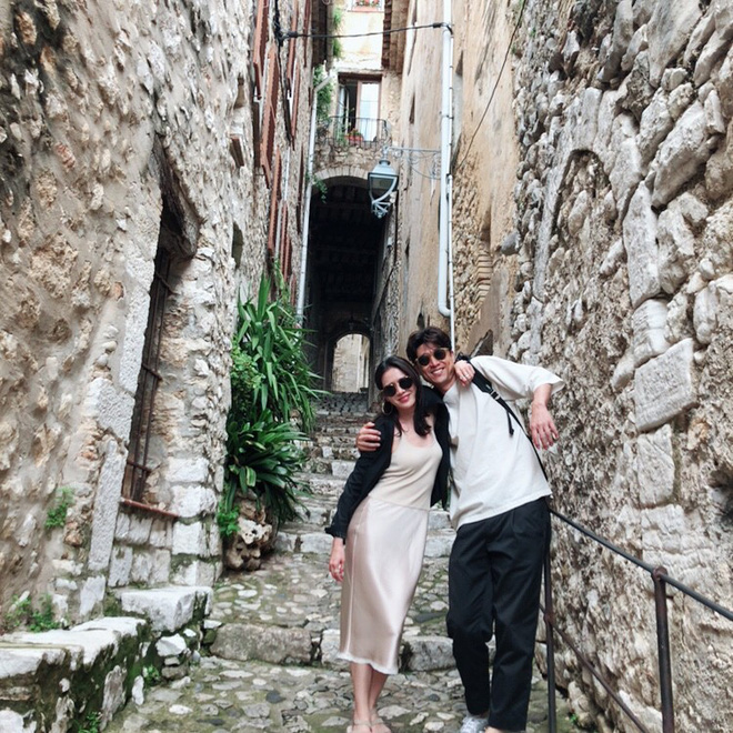 Sau khi làm rõ việc hẹn hò Jung Hae In, Son Ye Jin gây xôn xao vì khoe ảnh du lịch với người đàn ông lạ mặt