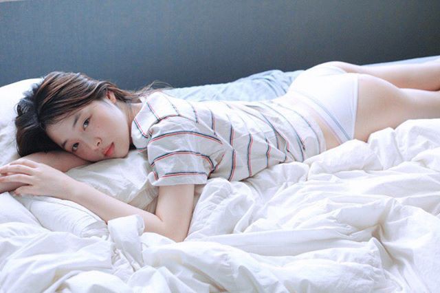 Không bỏ thói quen cũ, Sulli bị ném đá vì khoe ảnh khiêu khích của nhiếp ảnh dính cáo buộc t.ì.n.h d.ụ.c Không bỏ thói quen cũ, Sulli bị ném đá vì khoe ảnh khiêu khích của nhiếp ảnh dính cáo buộc t.ì.n.h d.ụ.c