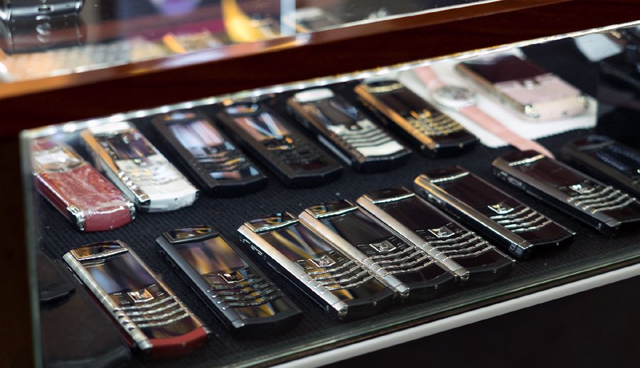 Tay chơi Hà Thành sưu tập bộ điện thoại Vertu chục tỷ hiếm có